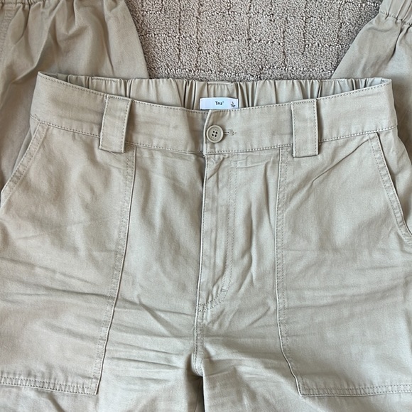Aritzia TNA Cargo Jogger pants in Olive Beige in Size Large - Picture 6 of 8